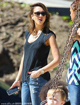 组图：阿尔芭一家外出游公园 小女儿圆脸激萌