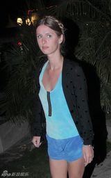 幻灯图：希尔顿姐妹现身音乐节 穿短裙热裤秀身材