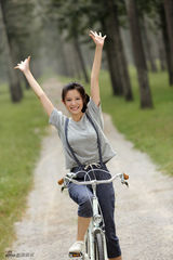 组图：邬靖靖写真清丽灵动 气质纯美一笑一芙蓉