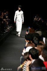 组图：李东旭车胜元等众星盛装出席首尔时装周 