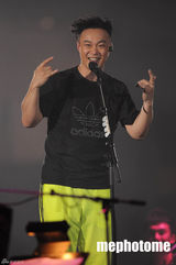 组图：陈奕迅多伦多开唱 头发直立造型搞怪