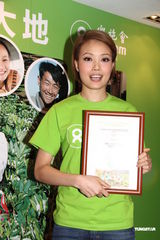 组图：容祖儿分享昆明探访感受 贺好友谢霆锋封帝