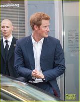 组图：哈里升级叔叔首亮相 替粉丝送礼给小王子