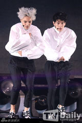 组图：EXO办回归秀咆哮掀高潮 女歌迷激动晕倒