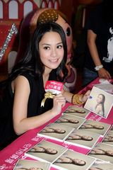 组图：阿娇否认TWINS解散 坦言不是“黑面女神”