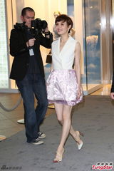 组图：孙俪短裙亮相台北优雅时尚