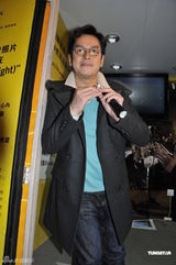 组图：谭咏麟现身街头为民众打气 望点燃爱心