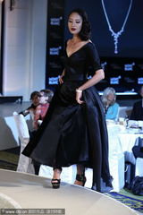 组图：白歆惠走秀摔跤出丑 弯腰提裙摆胸前险走光