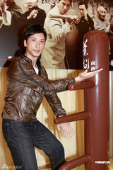 幻灯图：《叶问前传》办庆功晚宴 杜宇航现场秀功夫