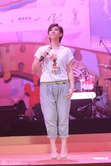 组图：李克勤郑欣宜开唱 鼓励年青人追梦