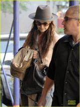 组图：前汤嫂凯蒂携女儿外出 女儿潮装抢镜