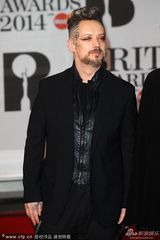 组图：乔治男孩伤痕妆形似挨打 表情丰富忙卖萌