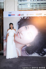 组图：叶倩文女神装扮宣传个唱 扭腰搏命练舞