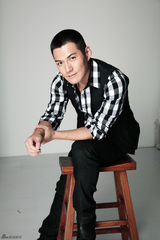 组图：严宽黑色系时尚写真演绎风格型男