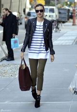 高清组图：米兰达-可儿街拍机车夹克搭配条纹衫