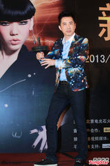 组图：庾澄庆花西装亮相北京 不改顽童本色