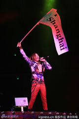 组图：张根硕开唱半裸露点 粉丝着比基尼狂欢