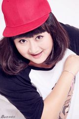 组图：臧洪娜夏日写真出炉 小红帽玩转运动风