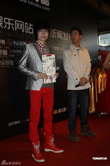 组图：快男李行亮红裤抢镜 联手赵帆为活动站台