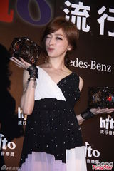 高清图：萧亚轩范玮琪五月天等亮相音乐颁奖礼