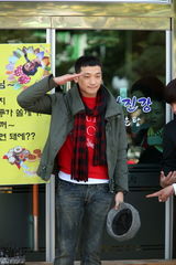 高清组图：韩星Rain剃发入伍腼腆可爱 千名粉丝送行