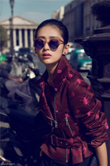 组图：颖儿漫步巴黎时装周 优雅转身时尚干练