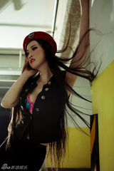 组图：芙蓉姐姐全新制服写真曝光 一改往日淑女形象