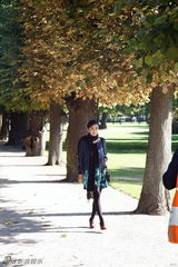 组图：秦岚与安徒生合影 感受童话之国人文风情