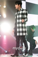 组图：Rain复出舞台彩排 耍帅卖萌魅力不减