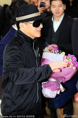 组图：成龙首尔机场获粉丝功夫服欢迎