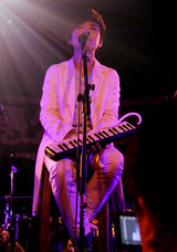 组图：许飞巡演北京站收官 悼念地震遇难同胞