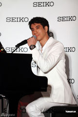 组图：王力宏出席代言活动自曝勤练肌肉健身