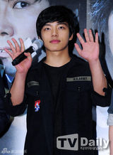 组图：《华颐》主创与观众互动 吕珍九抱粉丝