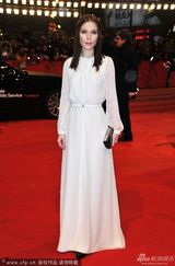 组图：德国女星诺拉-冯-瓦德斯坦特淑女装亮相