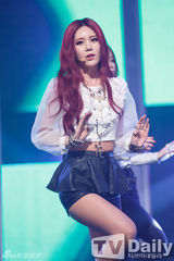 组图：SHINee回归打榜军服风帅气 女团露腰秀腿