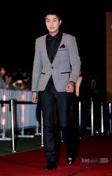 组图：第48届大钟电影节开幕 金荷娜崔丹尼尔走红毯