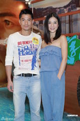 组图：郭富城牵手杨采妮亮相 否认家庭聚会有熊黛林