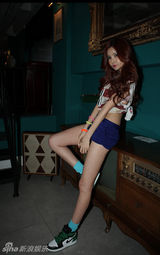 组图：韩星韩奎丽服饰写真 秀性感玲珑身材