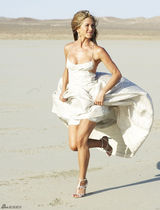高清组图：詹妮弗-安妮斯顿真空装沙漠拍写真