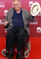 组图：威尼斯影展评委亮相 姜文戴眼镜显斯文