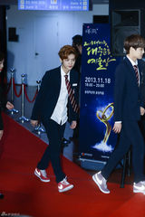 独家：EXO等亮相大众文化艺术奖红毯