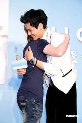 幻灯图：彭于晏与粉丝“爱的抱抱”引尖叫