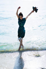 组图：秦海璐大片海洋风情俏丽灵动