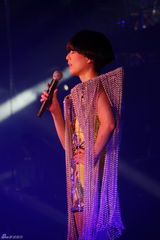 幻灯图集：郑秀文纪念入行20年 连换八套造型玩百变