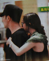 组图：杨幂刘恺威香港小聚 玉手抚胸暧昧甜蜜