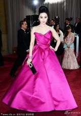 组图：奥斯卡红毯范冰冰粉色礼服大秀香肩雪肤