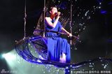 组图：王菲大连演唱会可爱撒娇：你们不冷我也不冷