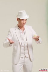 组图：陈豪努力工作赚奶粉钱 学带孩子有备无患