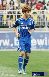 组图：JYJ成员金俊秀与李起光李莞等参加足球赛