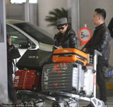 组图：刘璇与老公王弢同抵机场 低头自顾玩手机